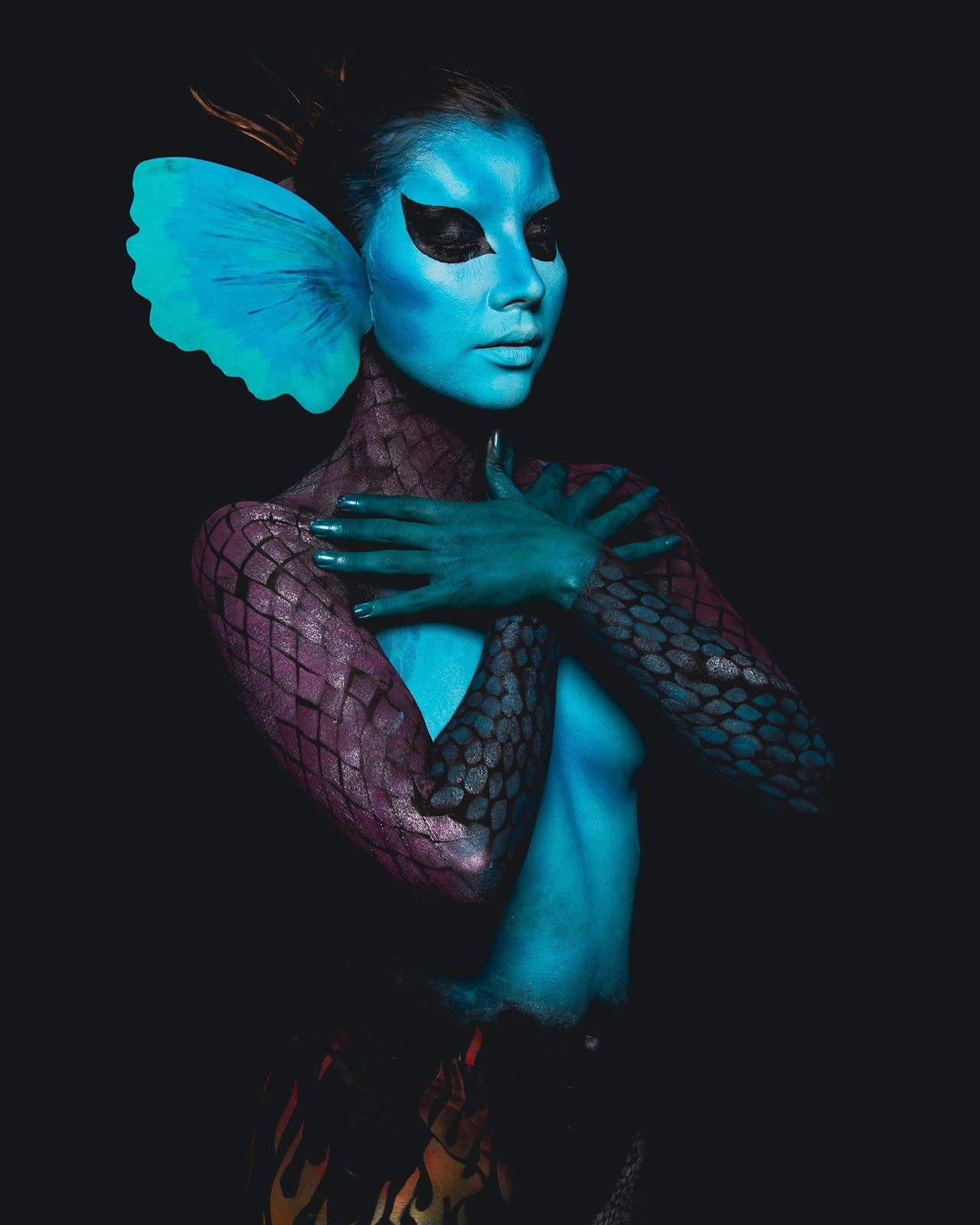 Maquillaje artístico de fantasía tipo sirena con body paint en Medellín