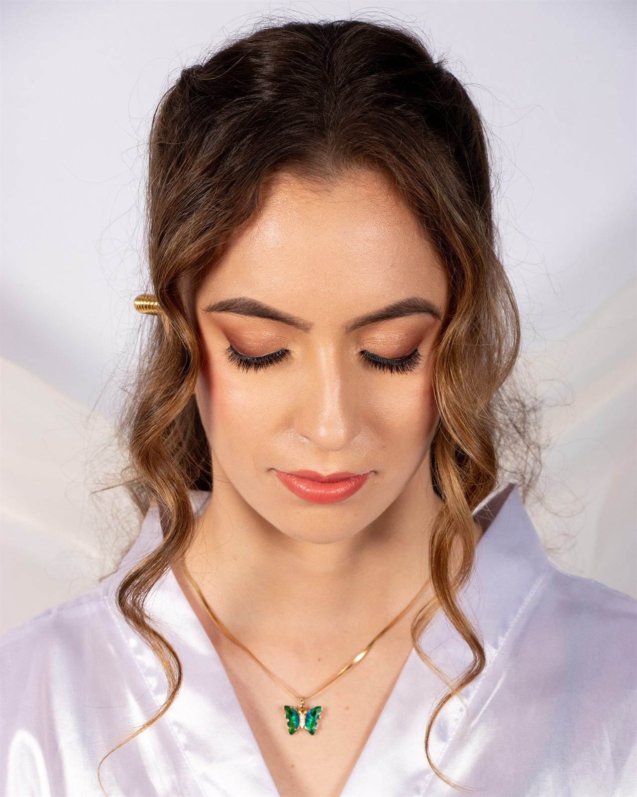 Maquillaje de novia natural con peinado en Medellín