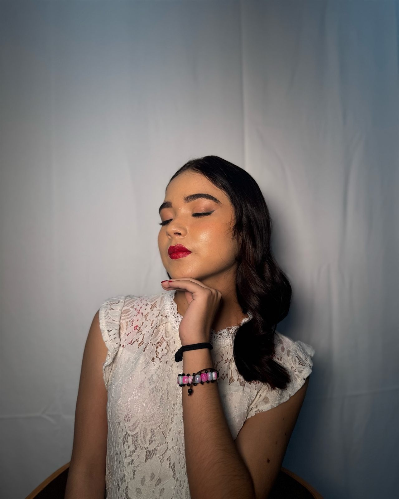 Maquillaje social elegante con labial rojo en Medellín