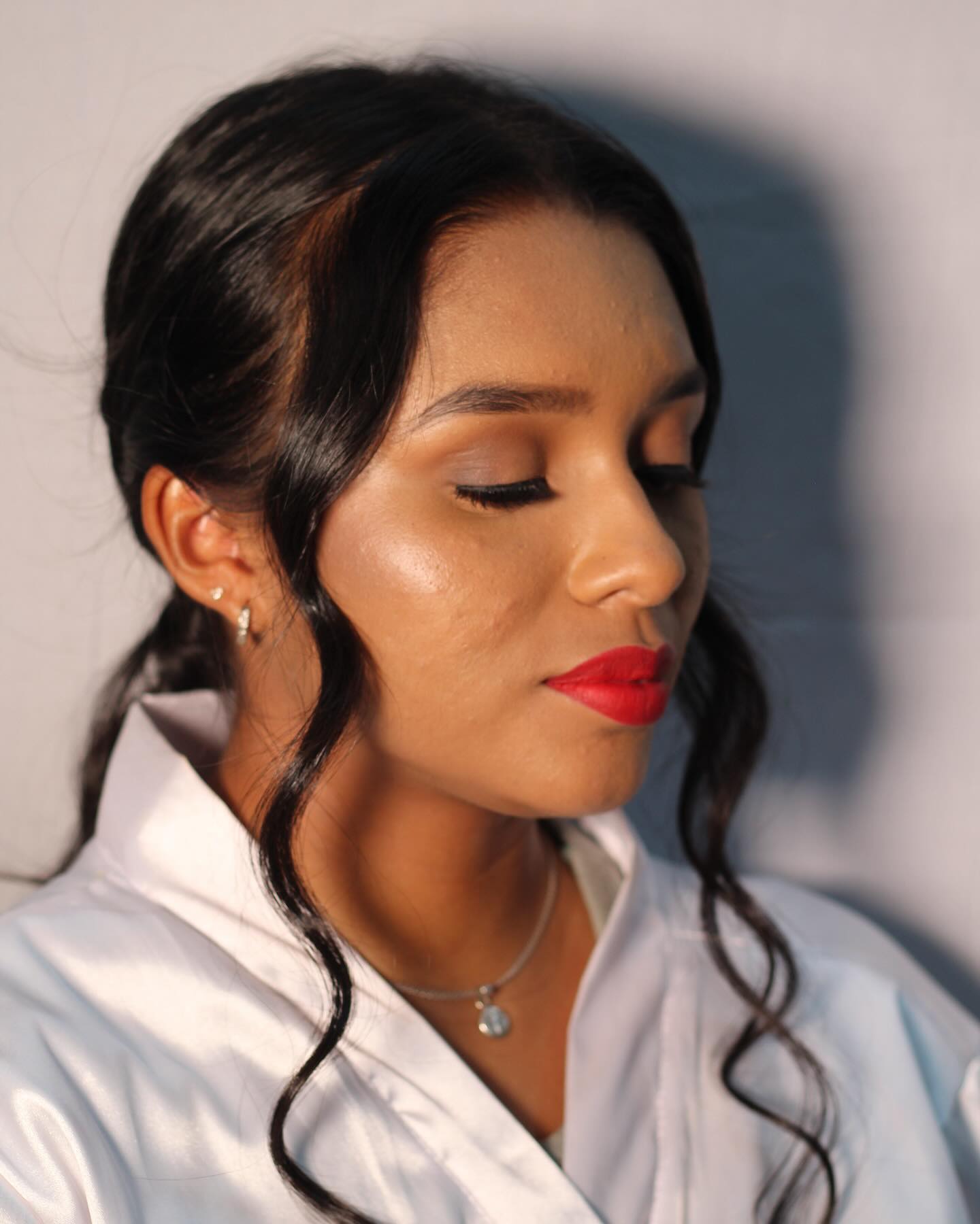 Maquillaje de novia con labial rojo y peinado en Medellín