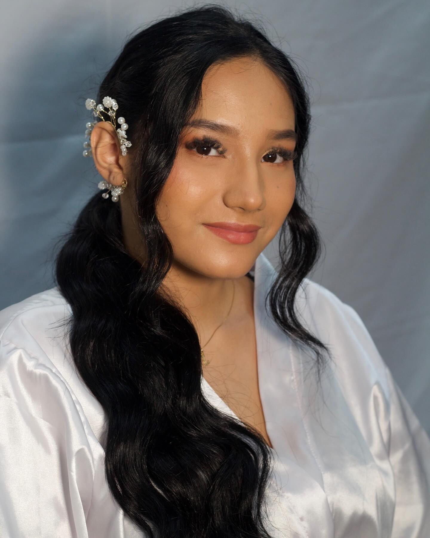 Maquillaje de novia con accesorio de perlas en Medellín